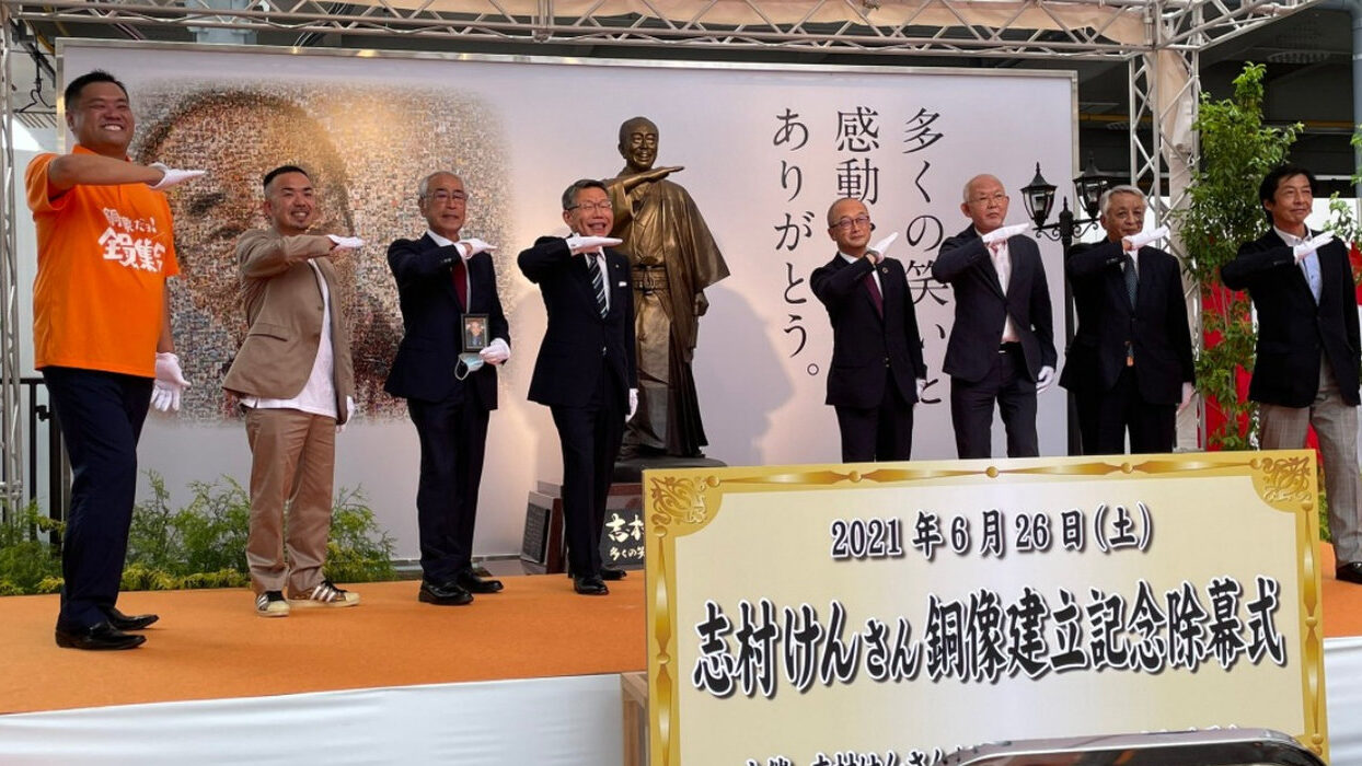 【朗報】志村けんさんの銅像、東村山市の駅前に完成